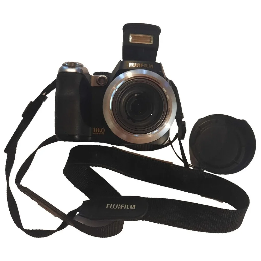Fuji FinePix S8100fd Compact Digital Bridge Camera 10MP 27-86mm 18x Zoom Lens